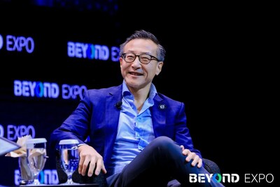 阿里巴巴集团主席蔡崇信在闭幕式与BEYOND Expo联合创始人贺建东进行炉边谈话