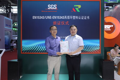 SGS互联与产品事业部高级经理张红佐(左)睿欧启富副总裁顾涛(右) SGS互联与产品事业部高级经理张红佐(左)睿欧启富副总裁顾涛(右)