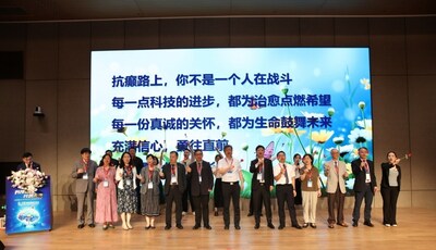 6.28国际癫痫关爱日大型公益活动志愿者及与会专家现场演绎“送你一朵小红花” 6.28国际癫痫关爱日大型公益活动志愿者及与会专家现场演绎“送你一朵小红花”