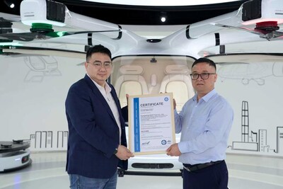 TÜV南德周建勇先生（右）向广东高域苏庆鹏总经理颁发证书