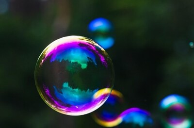 结构色技术灵感源于自然界，通过微观结构调控光线，让色彩随视角流动变幻