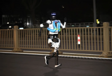 这届机器人速度太快，工程师得坐电瓶车陪跑