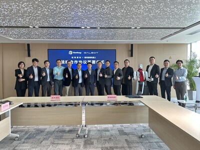 图2:银河通用机器人创始人王鹤（左七）率团队热情接待延锋国际总经理臧纯高（左六）及团队、上汽金控代表团队，并合影留念