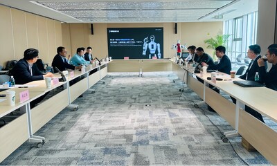 图3:银河通用机器人创始人王鹤向合作伙伴作介绍