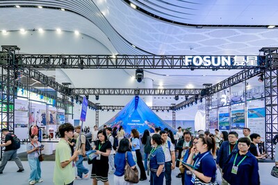 4月13日，第六届消博会在海南海口开幕，复星旅文展台吸引大量观众驻足。