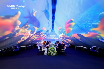 今年消博会，复星旅文以“光影织梦，山海无界”为主题，让观众能快速体验“一秒进入度假”的氛围，感受品牌倡导的高品质度假意境。