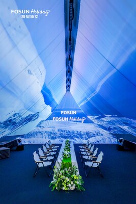 今年消博会，复星旅文展台别出心裁地通过“海洋、冰雪、山野、城市”四个主题场景，让观众沉浸式感受不一样的度假体验。