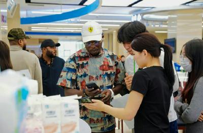 图三：与会嘉宾在展位现场交流