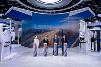 SABIC聚合物战略事业部全球销售和市场解决方案业务部大中华区销售部总监杨勤燕（左一）、SABIC聚合物战略事业部全球销售和市场解决方案业务部副总裁霍萨姆·阿卜杜拉·阿尔-萨缪尔（左二）、SABIC副总裁兼大中华区总裁王强（左三）、SABIC聚合物战略事业部全球特材业务部商业及供应链部负责人尹维源先生（右一）参加CHINAPLAS SABIC展台开幕式