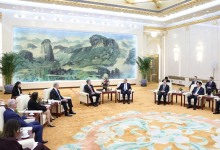  李强会见美国国会参议员代表团