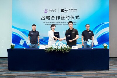 签约仪式现场,从左至右依次为:正行创新创始人兼CEO姚颂,正行创新高级市场总监赵丽清、黑芝麻智能高级业务总监曹源、黑芝麻智能创始人兼CEO单记章 签约仪式现场,从左至右依次为:正行创新创始人兼CEO姚颂,正行创新高级市场总监赵丽清、黑芝麻智能高级业务总监曹源、黑芝麻智能创始人兼CEO单记章
