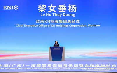 KN控股集团副主席兼总经理黎女垂杨(Le Nu Thuy Duong)女士在广州广东-东盟供应链合作大会现场发表演讲。 KN控股集团副主席兼总经理黎女垂杨(Le Nu Thuy Duong)女士在广州广东-东盟供应链合作大会现场发表演讲。
