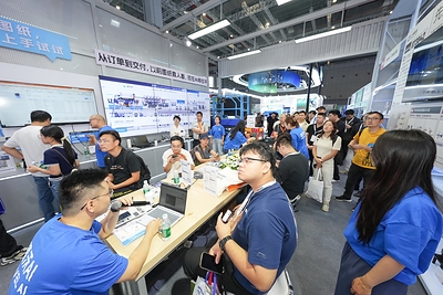 工博会期间,观众在蓝沃AI展台带着图纸体验AI工艺应用。(蓝沃AI供图) 工博会期间,观众在蓝沃AI展台带着图纸体验AI工艺应用。(蓝沃AI供图)