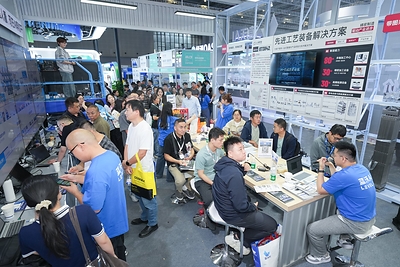 观众在展台带图体验AI报价 观众在展台带图体验AI报价