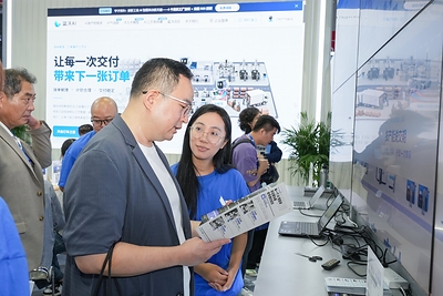观众在展台了解蓝沃AI 订单履约工作台 观众在展台了解蓝沃AI 订单履约工作台