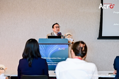 ACROBiosystems百普赛斯数智化解决方案总经理兼副总裁袁军在ACRO Innovation Day x AI活动上发表开场致辞,台下听众认真聆听。 ACROBiosystems百普赛斯数智化解决方案总经理兼副总裁袁军在ACRO Innovation Day x AI活动上发表开场致辞,台下听众认真聆听。