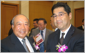 欧姆龙(中国)有限公司广报室室长儿岛浩介与中国外商投资协会会长石广生亲切交谈